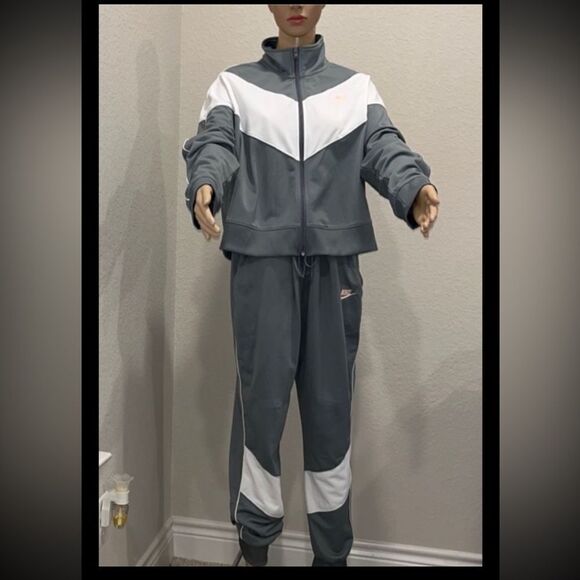 Nike-Sweat suit in excellent condition, like new. - Picture 1 of 12